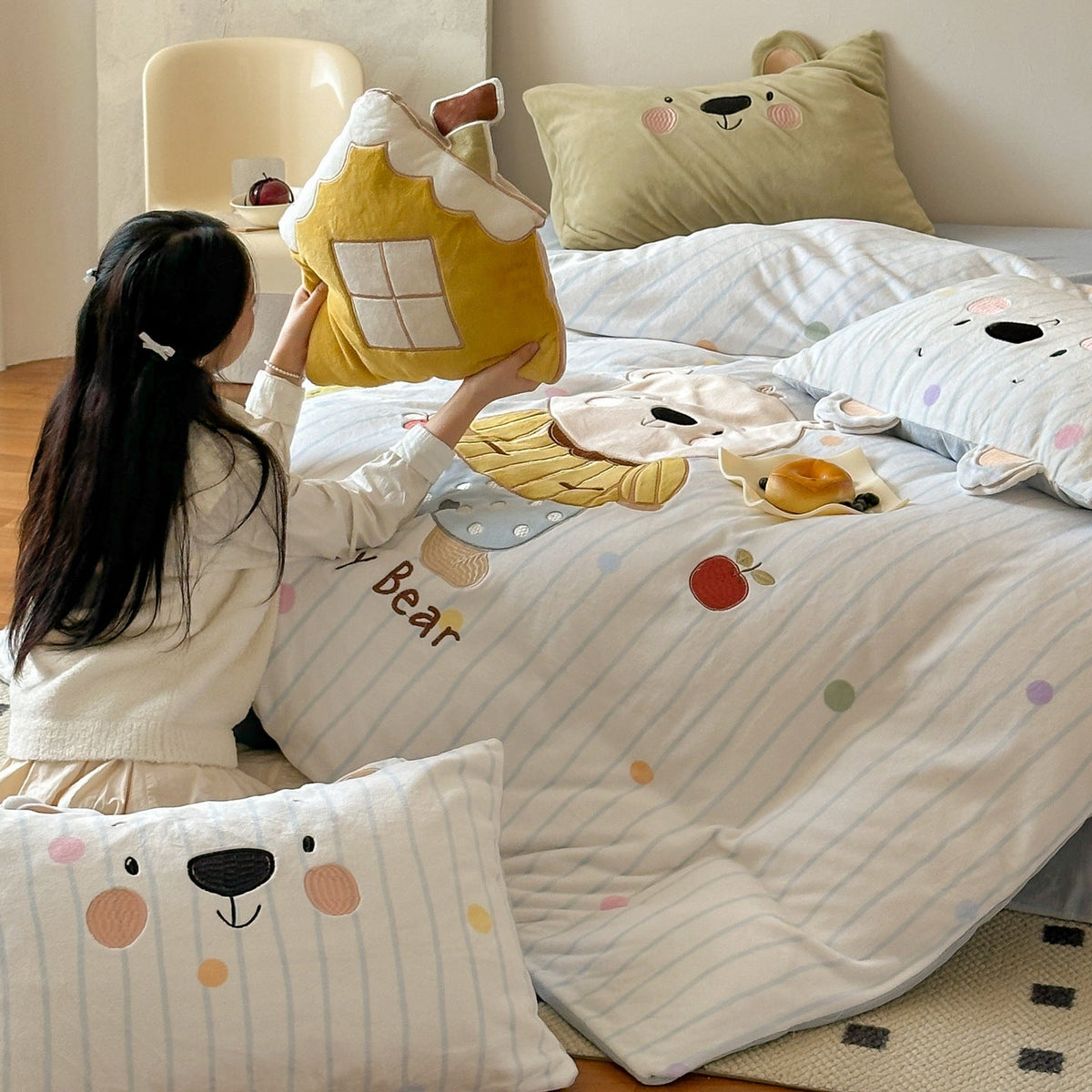 Children's bedding set with three-dimensional ear appliqué and embroidered bear motif