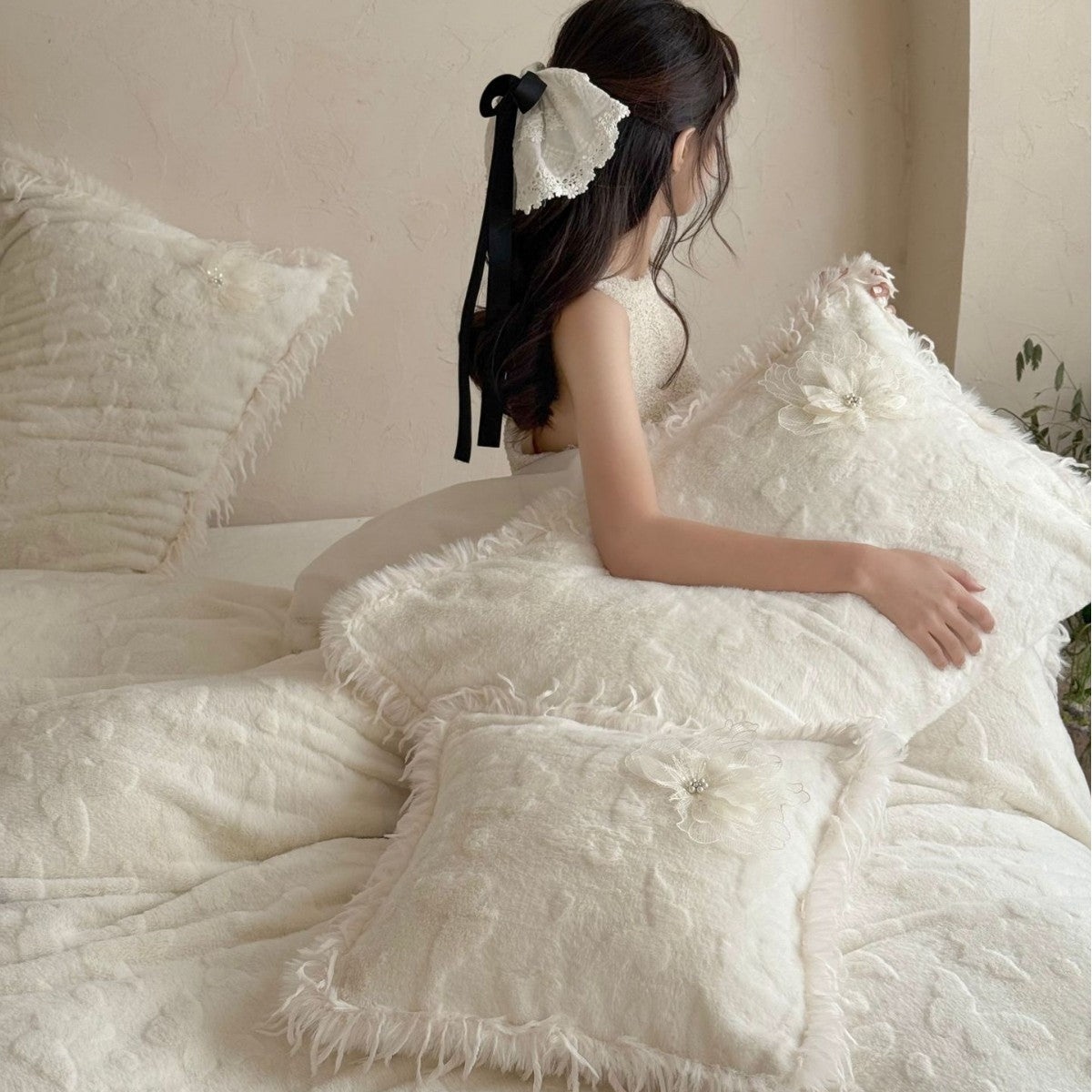 Cozy plush bedding set with fringes and textured relief Bowlift