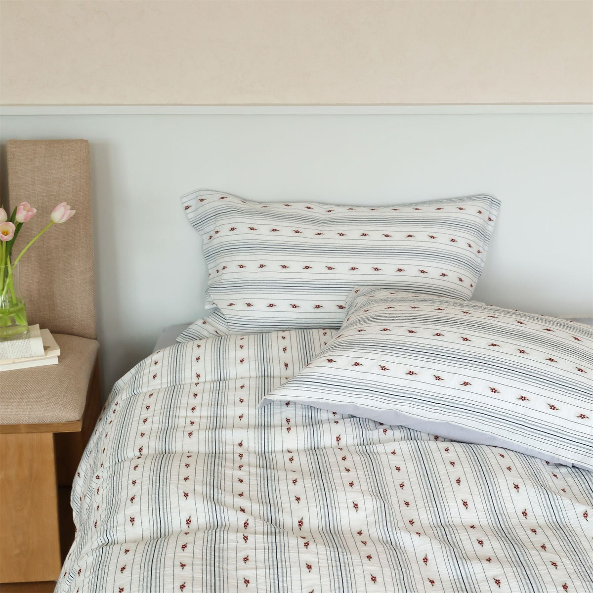 Quilted cotton bedding set with fine embroidery