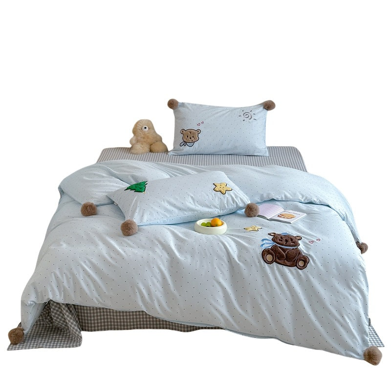 Children's bedding set made of cotton satin with 3D teddy appliqués and pom-pom corners