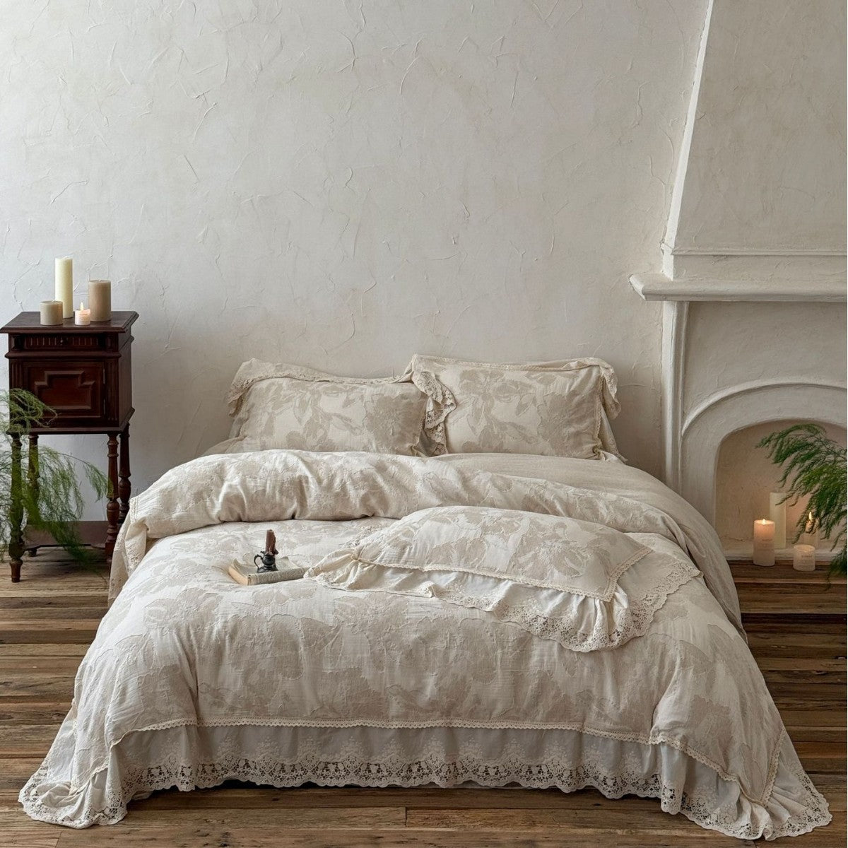 Bed linen set made of linen-cotton mix with large floral print and lace frill Bowlift