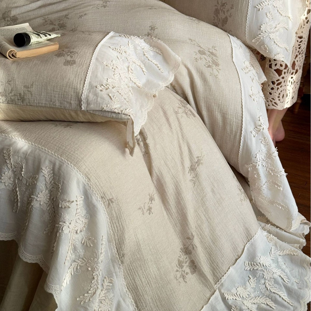 Light cotton-linen duvet cover set with lace ruffle and fine flower embroidery Bowlift