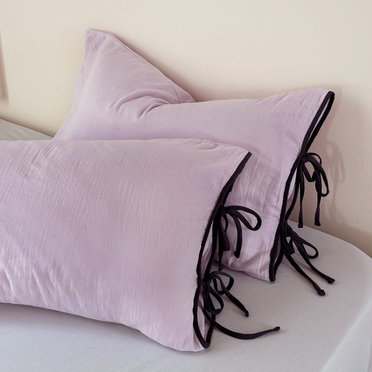 Pillowcase set in washed linen look with decorative ties