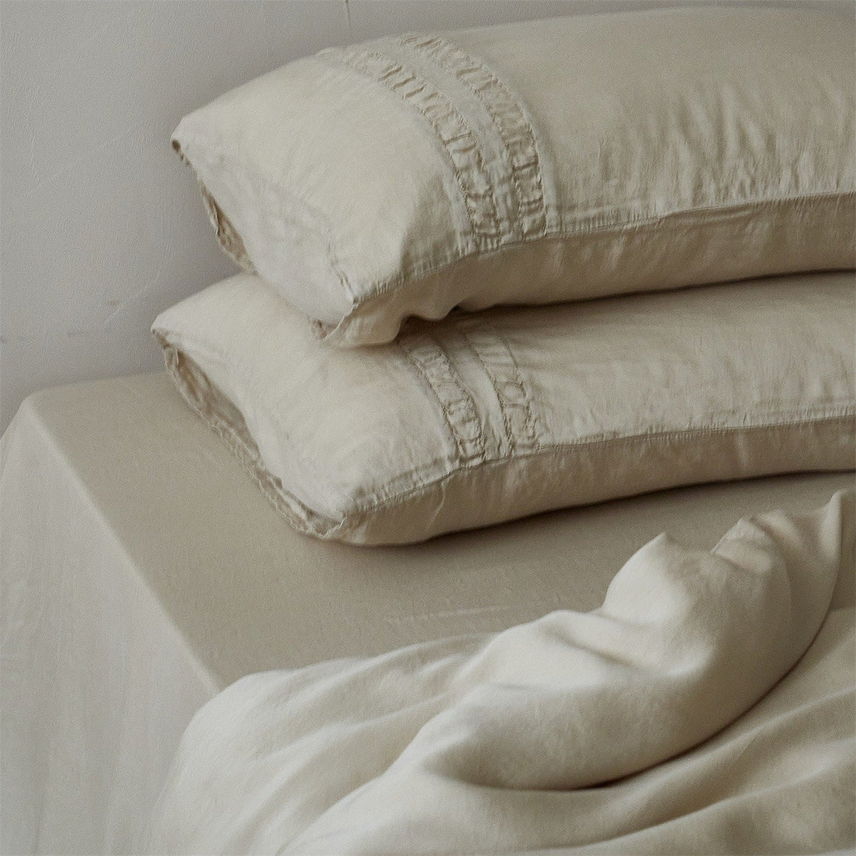 Linen bedding set with stonewash finish and delicate ruffle inserts