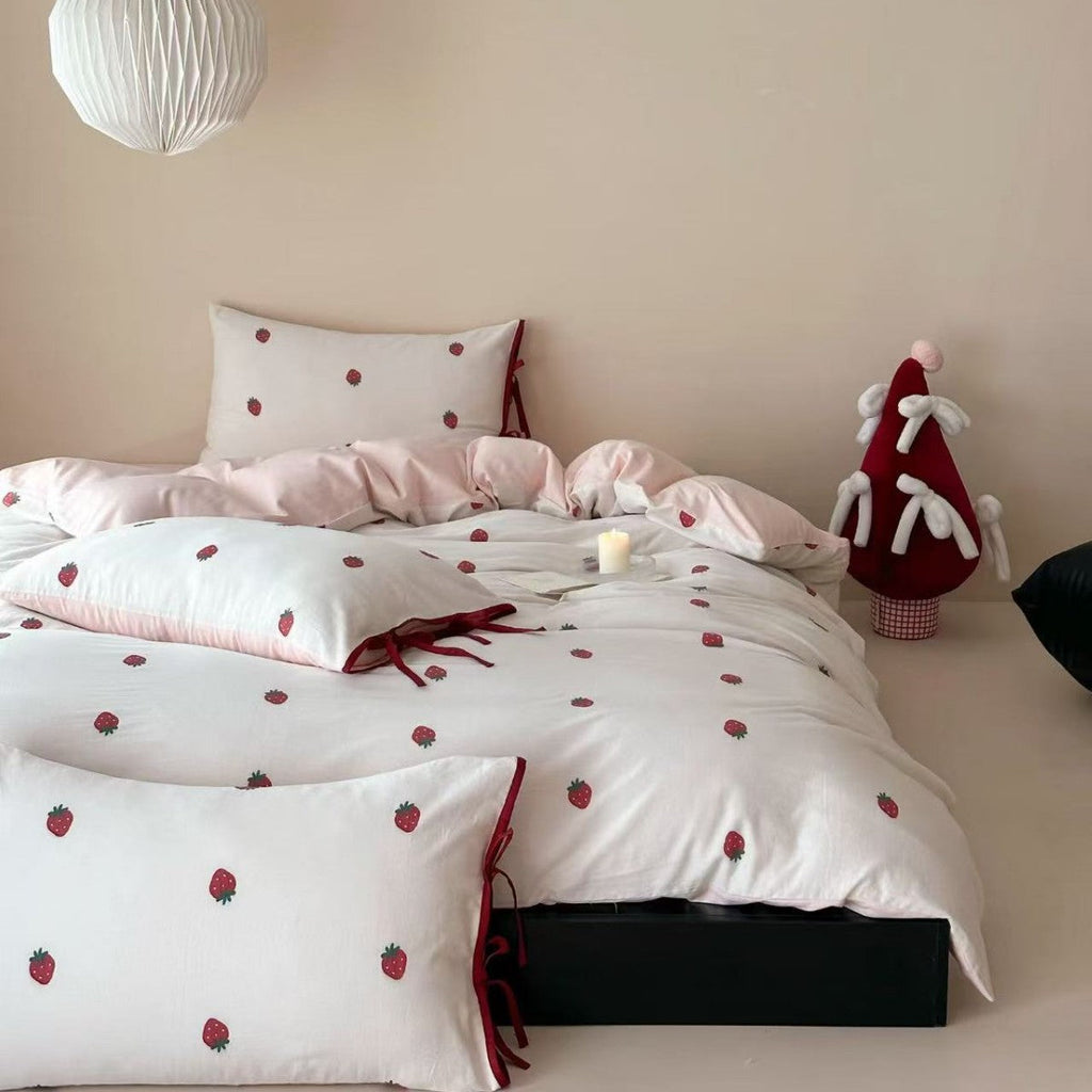 Bedding set made of cotton with strawberry embroidery and tie ribbons