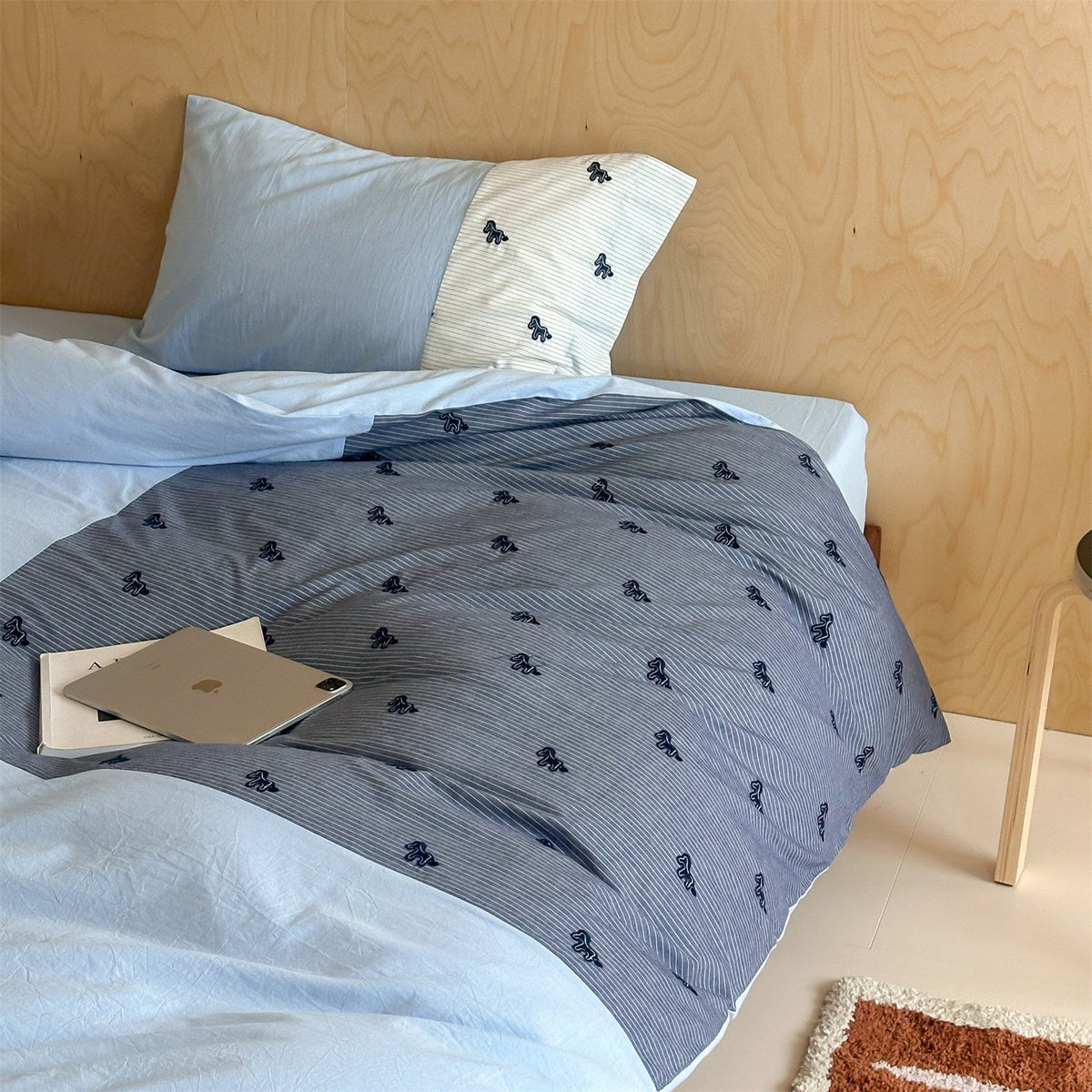 Bedding set made of cotton satin with embroidered horse appliqués and patchwork stripes