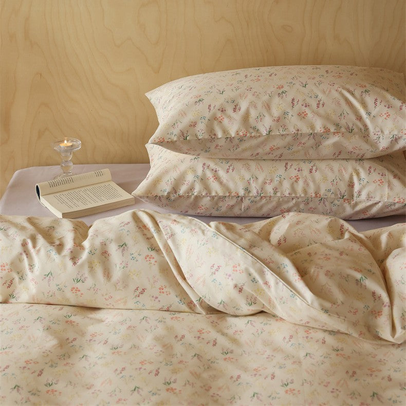 Cotton satin bedding set with fine check pattern and floral motifs
