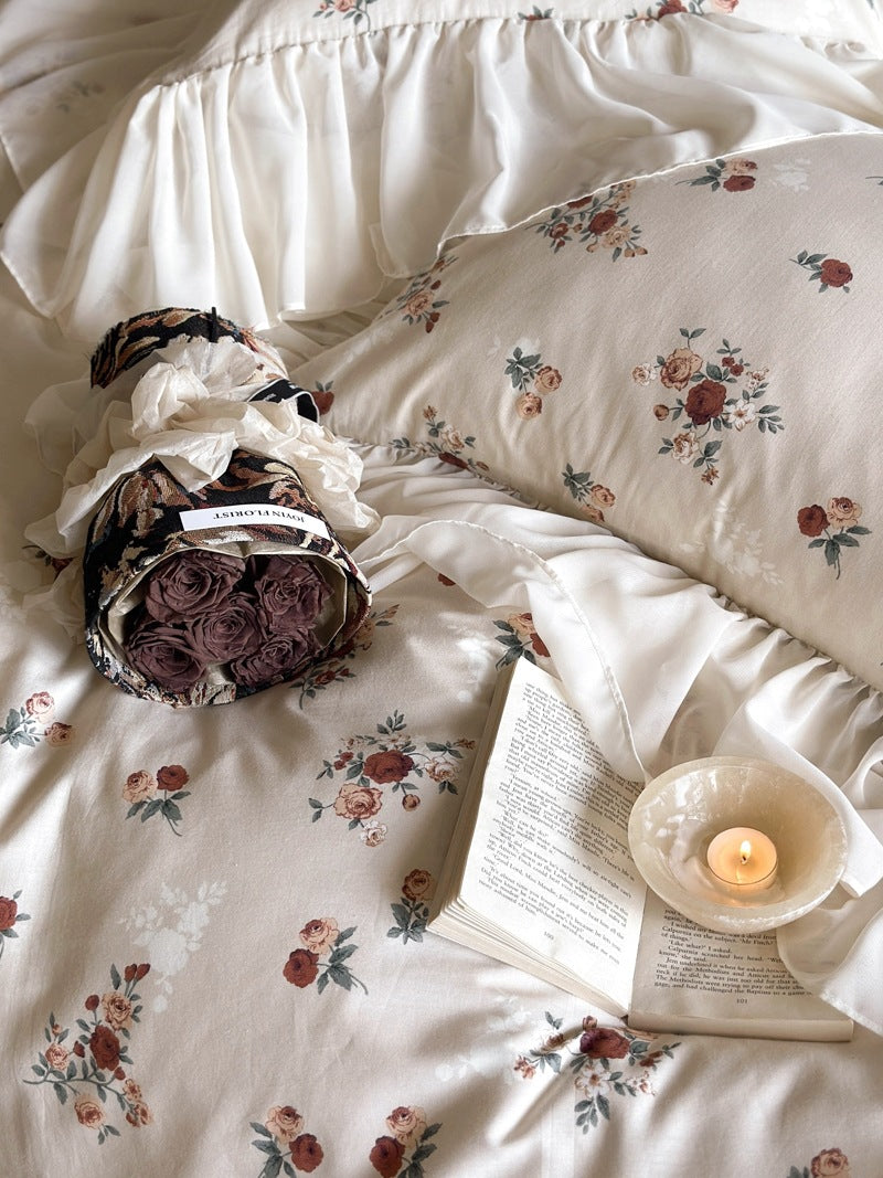 Bedding set with vintage rose print, ruffled hem and soft cotton percale