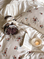Bedding set with vintage rose print, ruffled hem and soft cotton percale