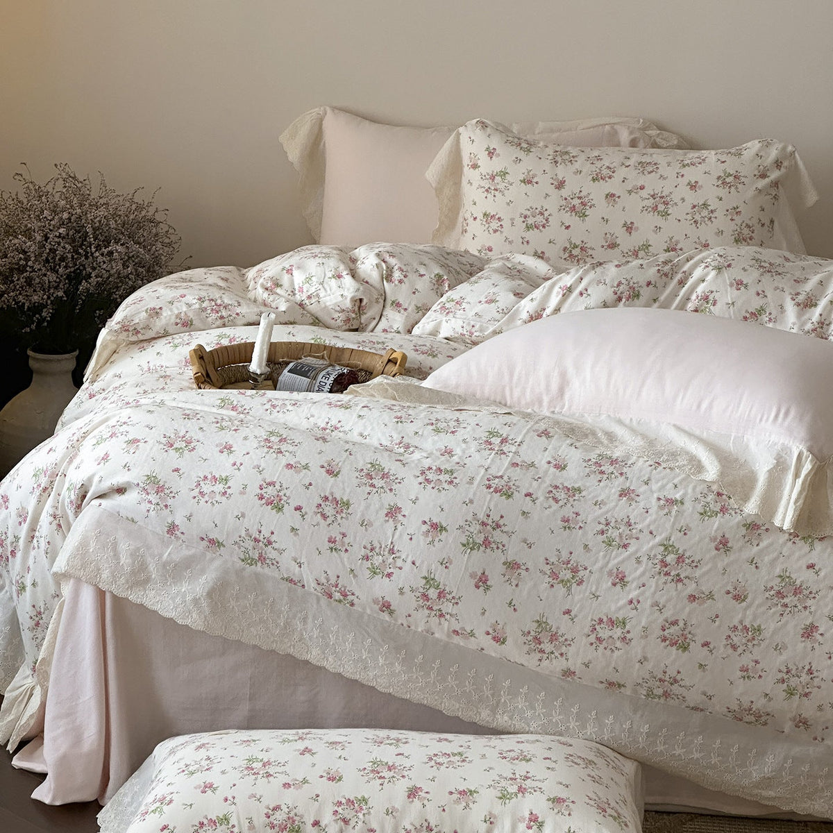 Cotton bedding set with lace ruffle and delicate floral print