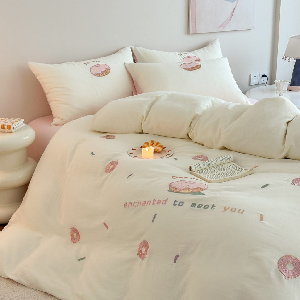 Cotton bedding set with embroidered donut motif and pillowcases Bowlift