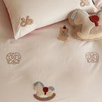 Reversible bedding set with embroidered teddy appliqués