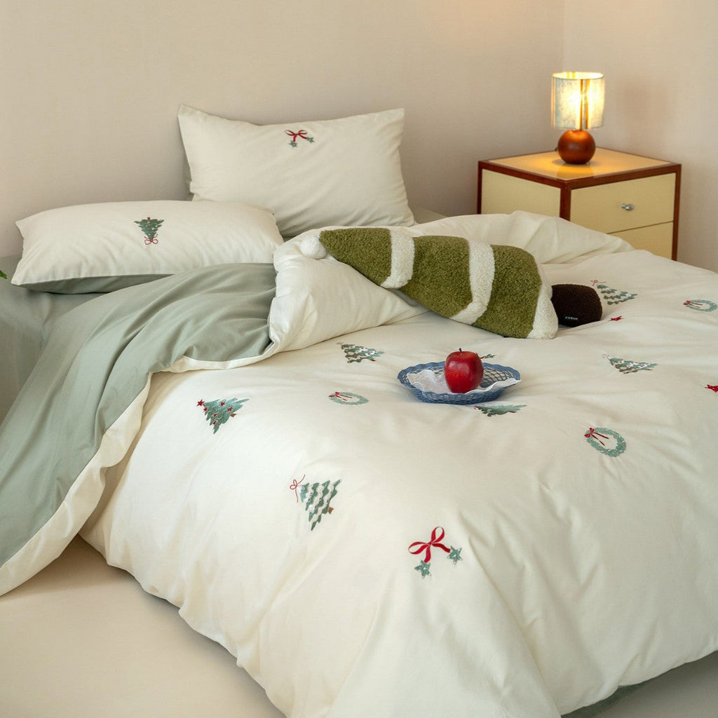Embroidered cotton bedding set with Christmas tree and wreath emblems