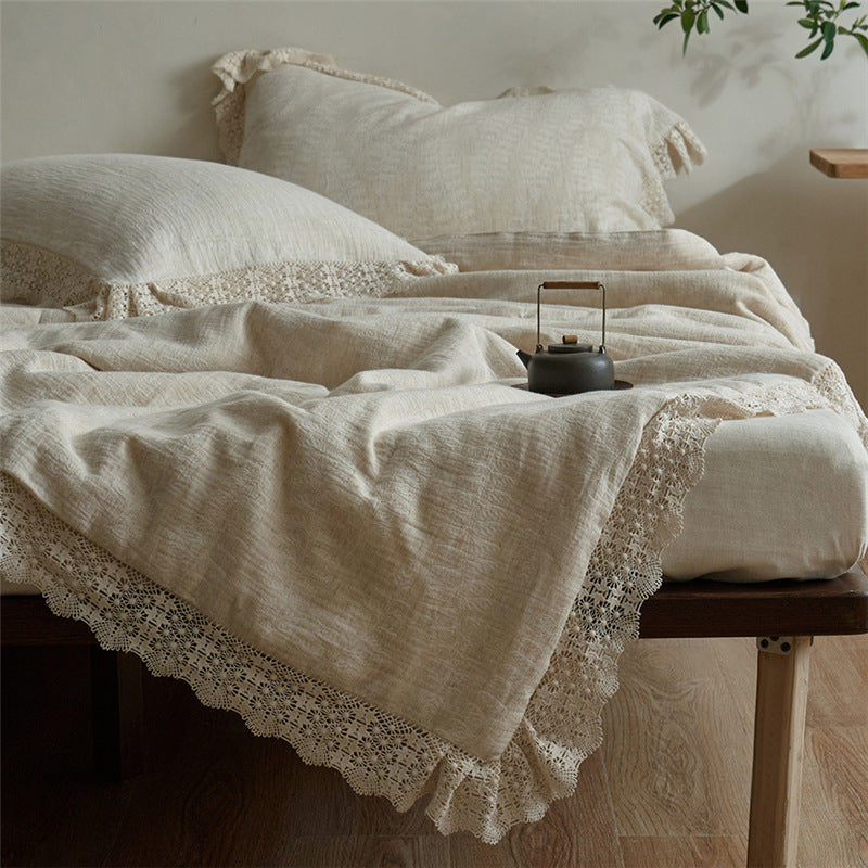 Quilted bedspread and pillowcase in a washed linen look with a crochet trim