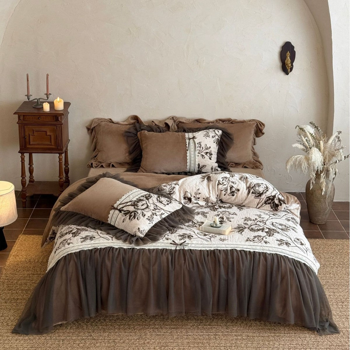 Quilted bedding set with floral pattern, tulle ruffle and decorative frills Bowlift
