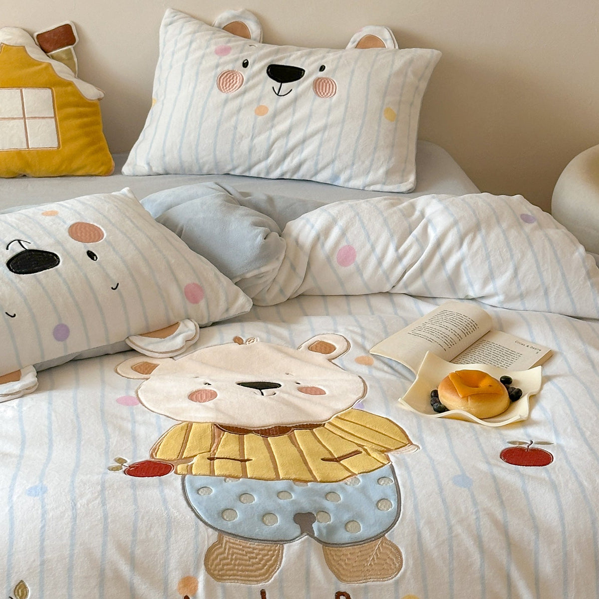 Children's bedding set with three-dimensional ear appliqué and embroidered bear motif