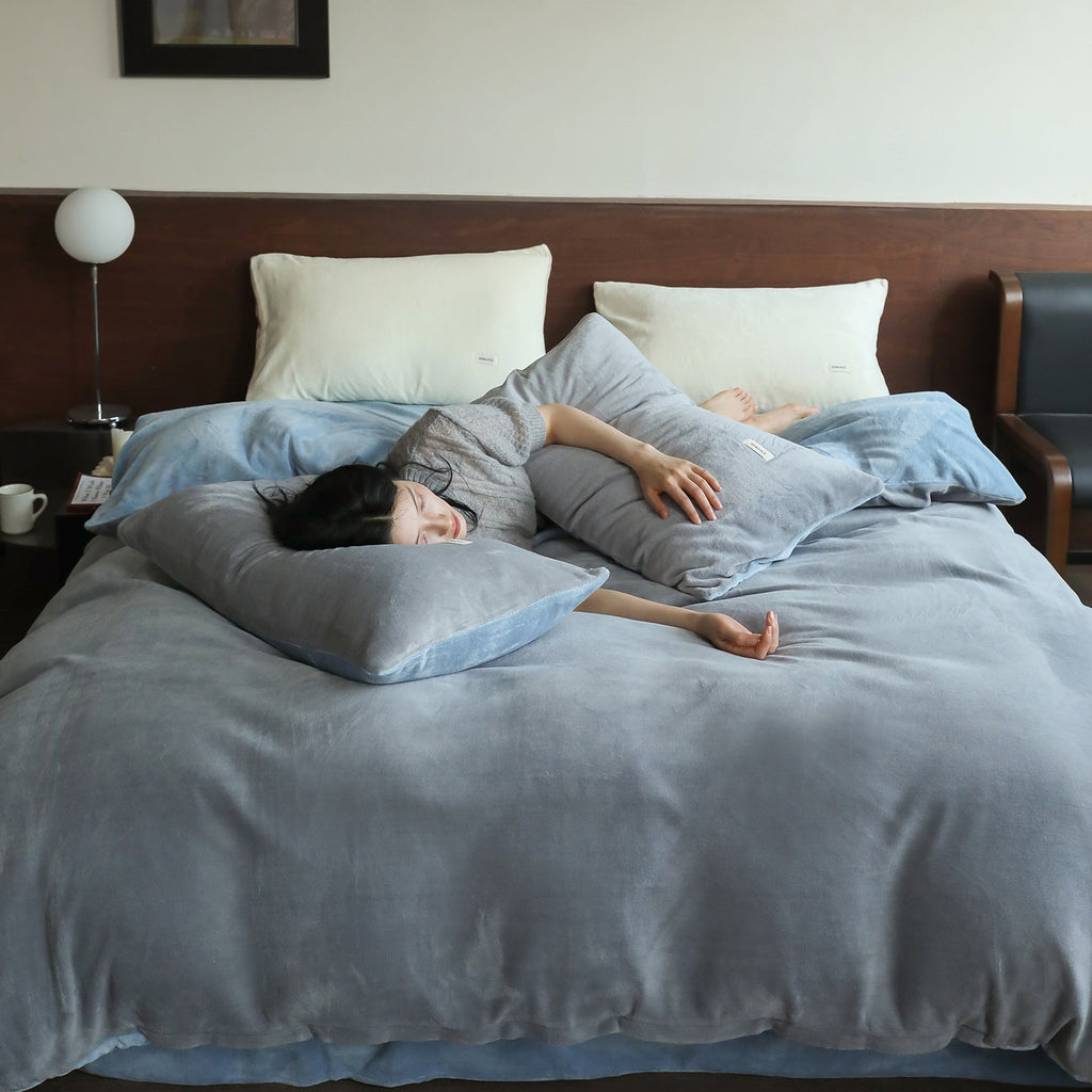 Plush bedding set with velvety microfiber surface Bowlift