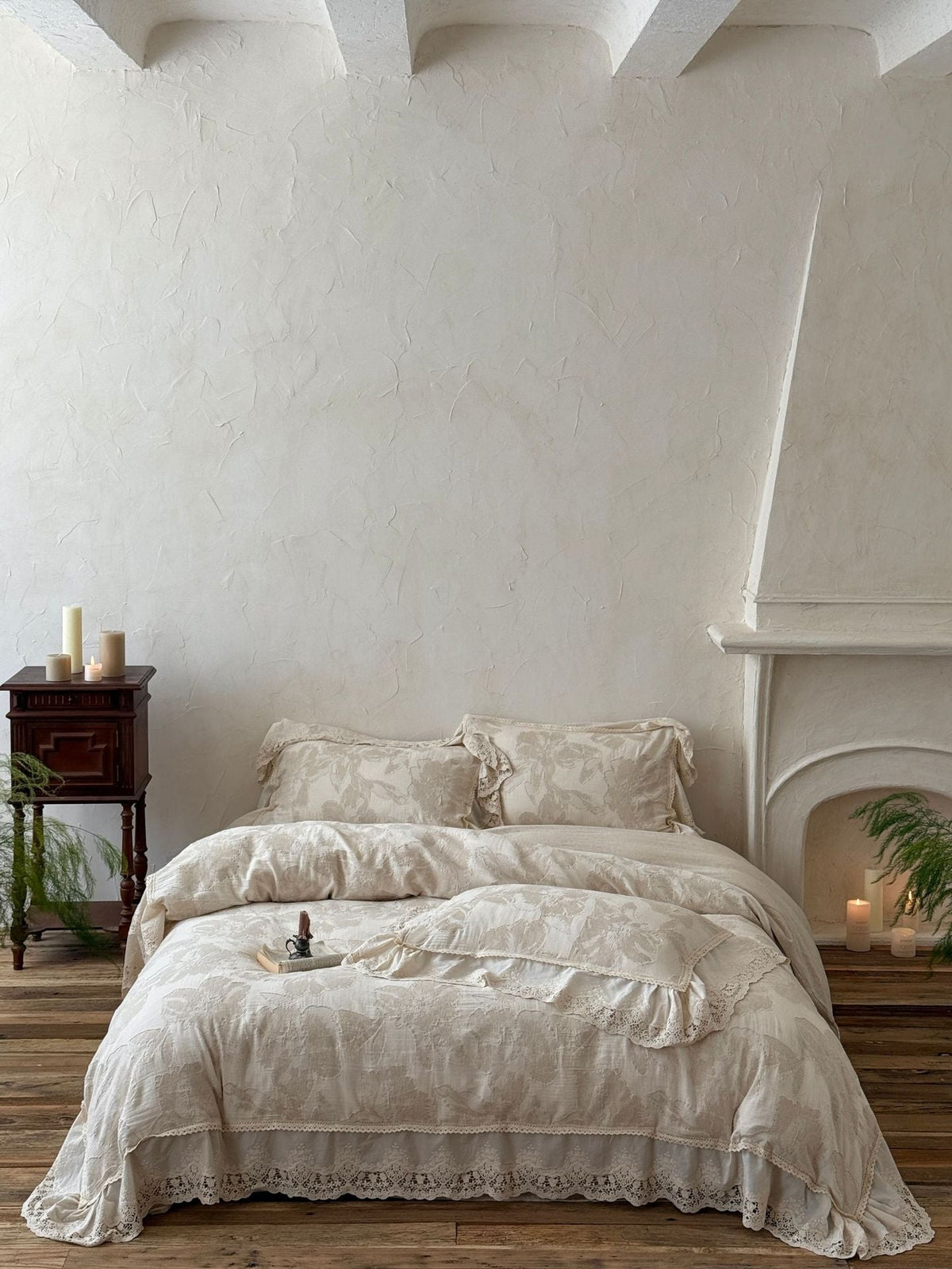 Bed linen set made of linen-cotton mix with large floral print and lace frill Bowlift