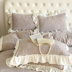 Bedding set with quilted jacquard relief and decorative ruffle