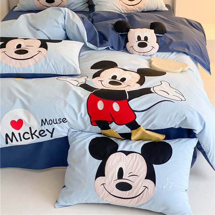 Children's bedding set with three-dimensional tiger applique and ear pillow