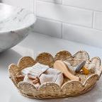 Wall basket in elegant shell design Bowlift