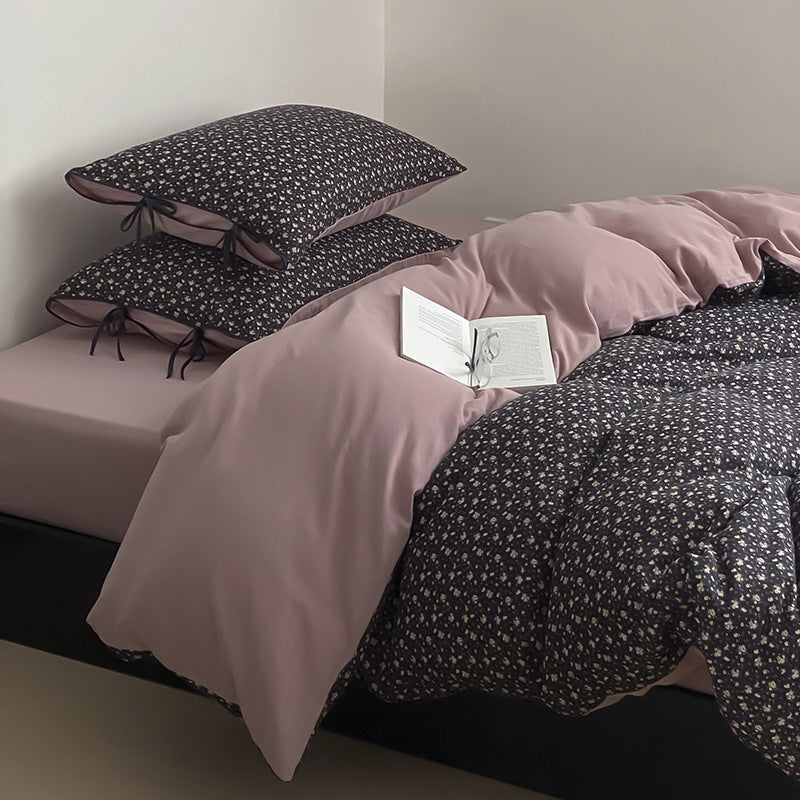 Reversible bedding set made of cotton satin with a fine floral allover, contrasted inside and decorative ribbons.