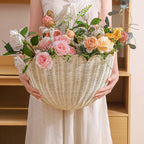 Wall basket in elegant shell design Bowlift