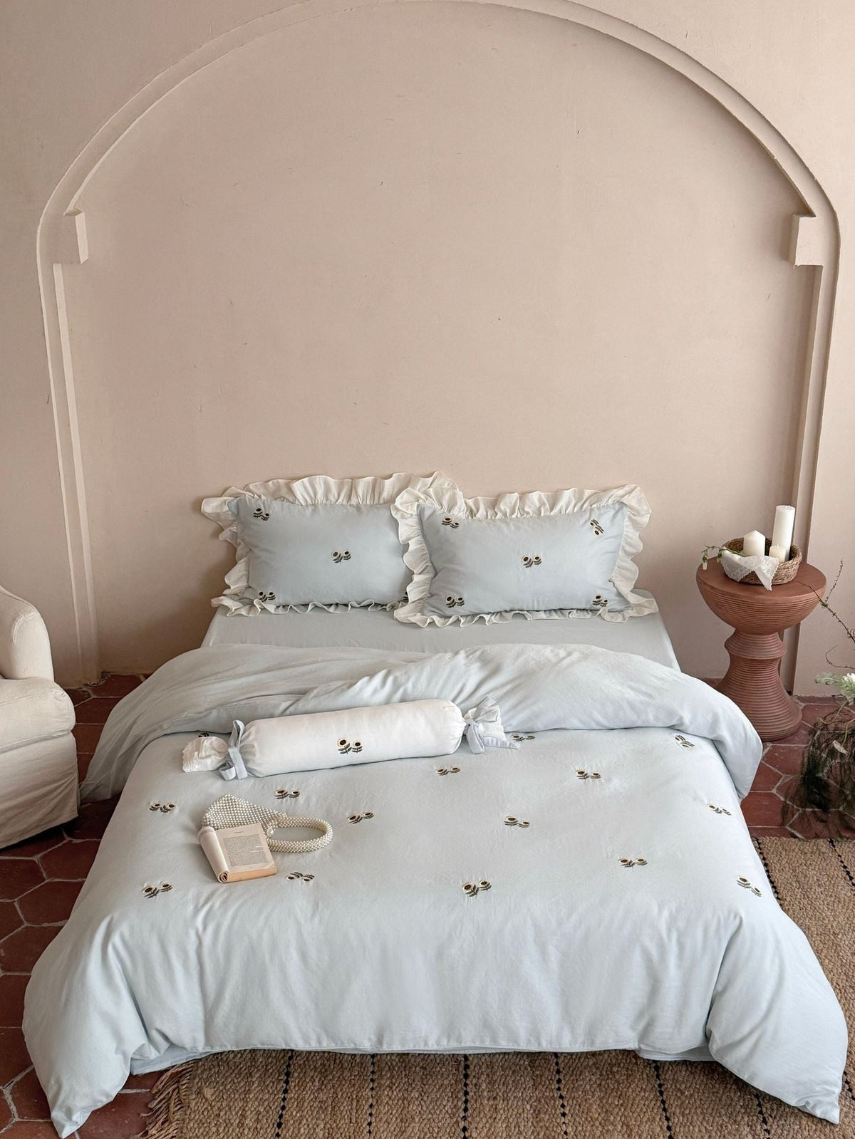 Bedding set made of linen-cotton blend with ruffled pillow and floral embroidery Bowlift