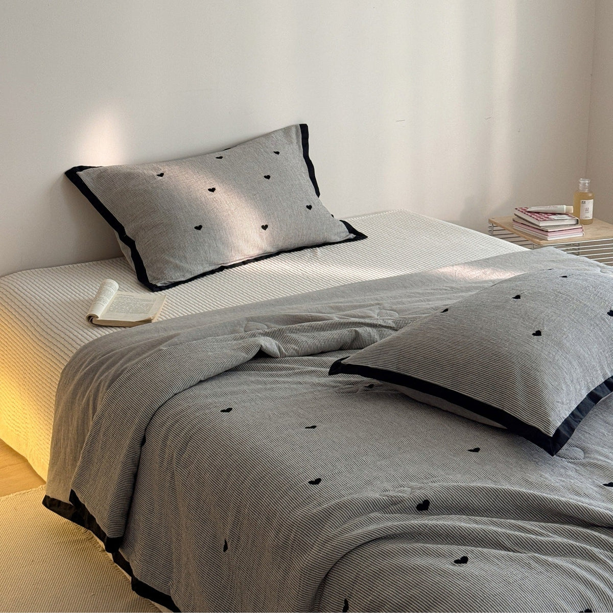 Quilted cotton bedspread set with heart motif and contrasting piping Bowlift