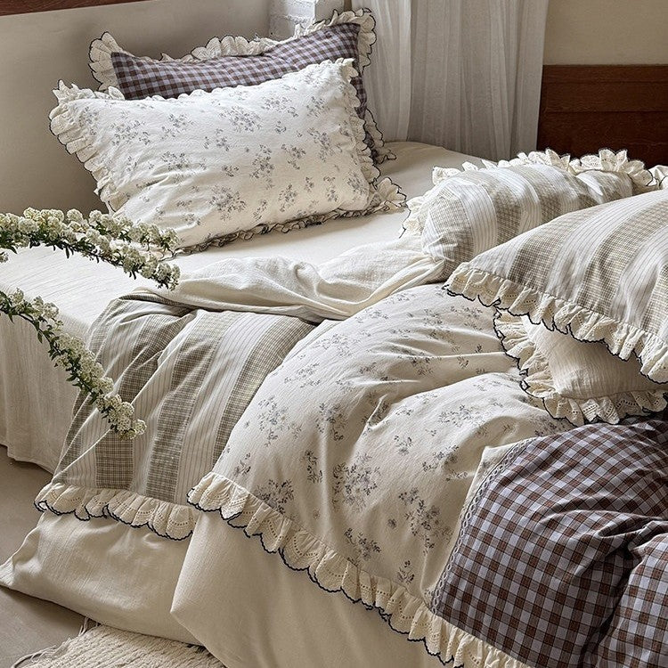 Patchwork bed set in vintage country style with ruffle and lace edge