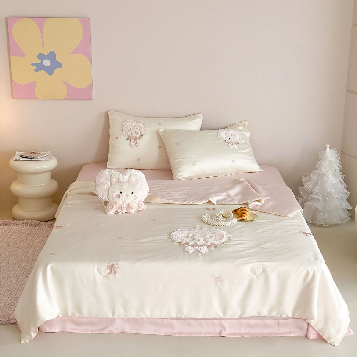 Satin bedding set for children and adolescents with embroidered plush applications Bowlift