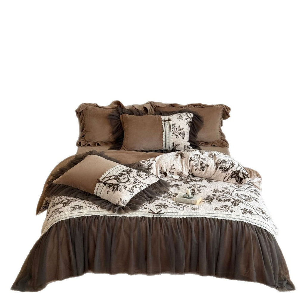 Quilted bedding set with floral pattern, tulle ruffle and decorative frills Bowlift