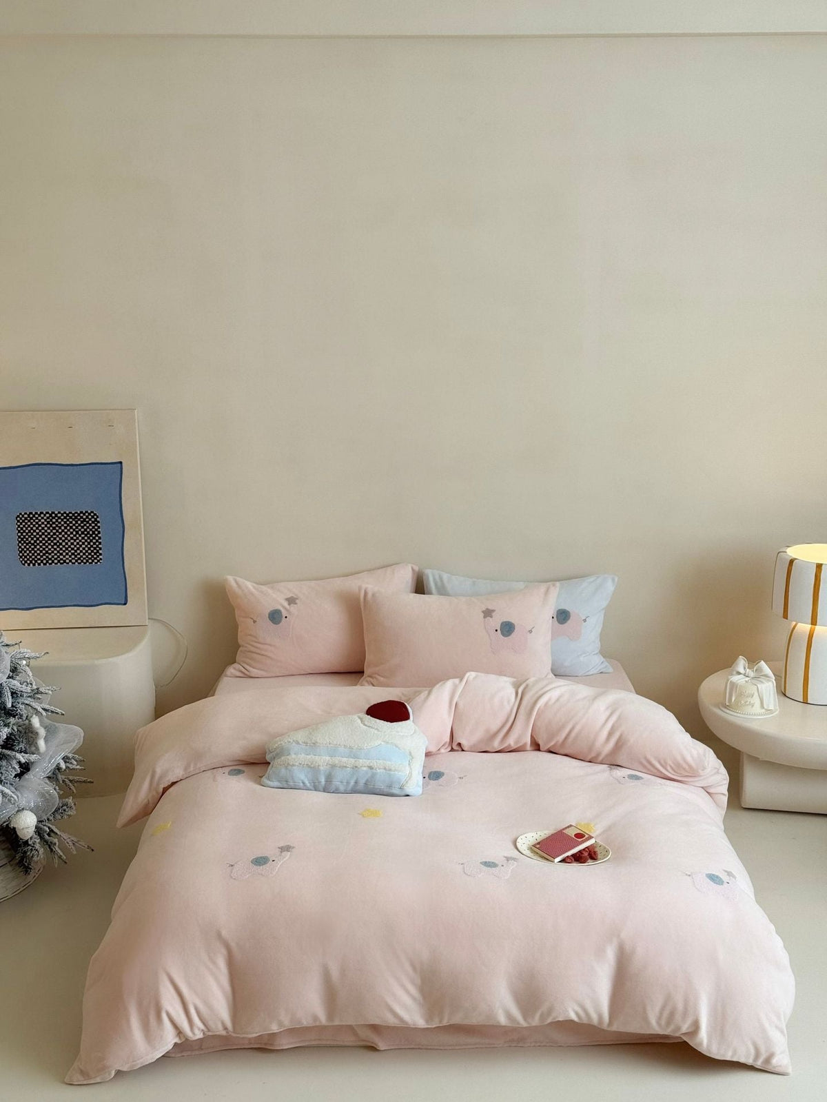 Children's bedding set made of fine cotton satin with applied elephant decorations and cozy quilt Bowlift