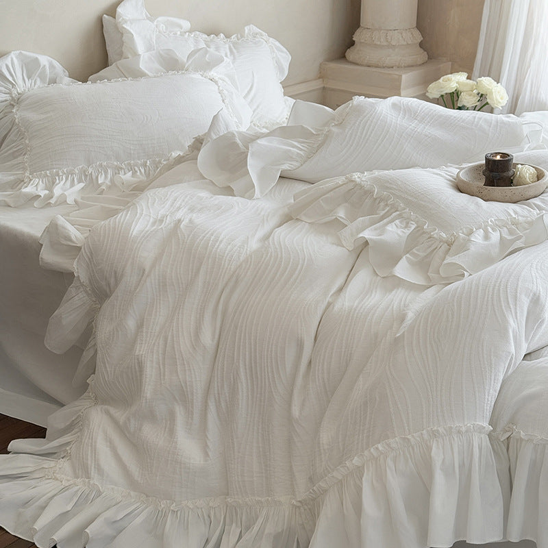 Bedding set with ruffle and fine texture in cotton mix