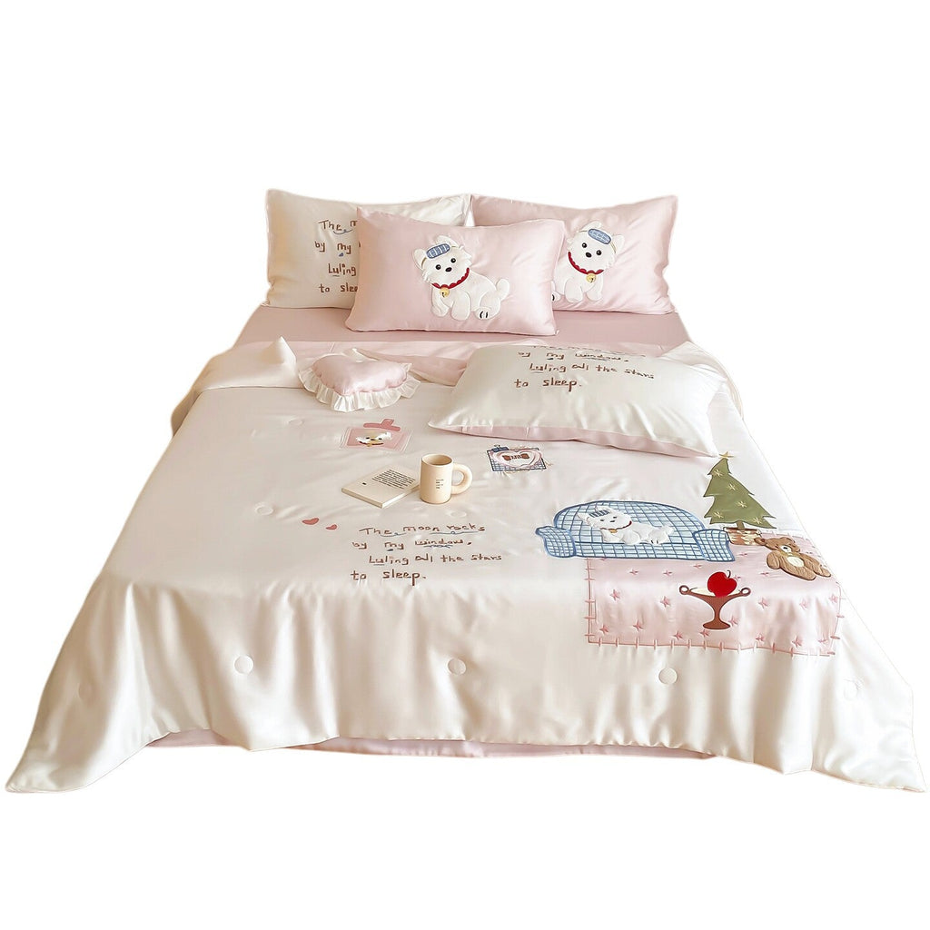 Playful satin bedding set with appliquéd animal motifs and quilted bedspread