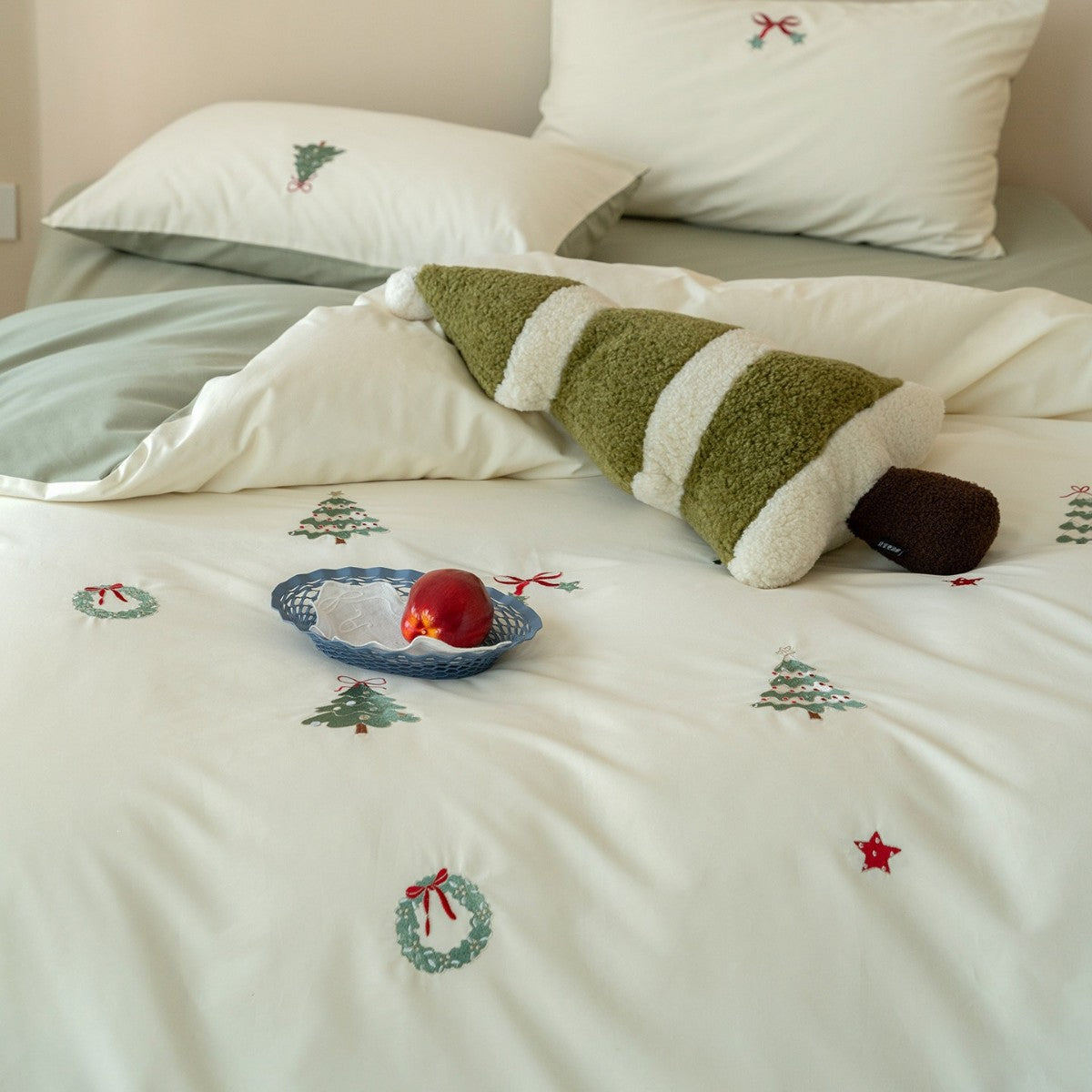 Embroidered cotton bedding set with Christmas tree and wreath emblems