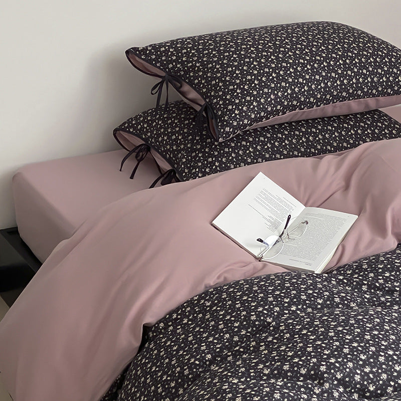 Reversible bedding set made of cotton satin with a fine floral allover, contrasted inside and decorative ribbons.
