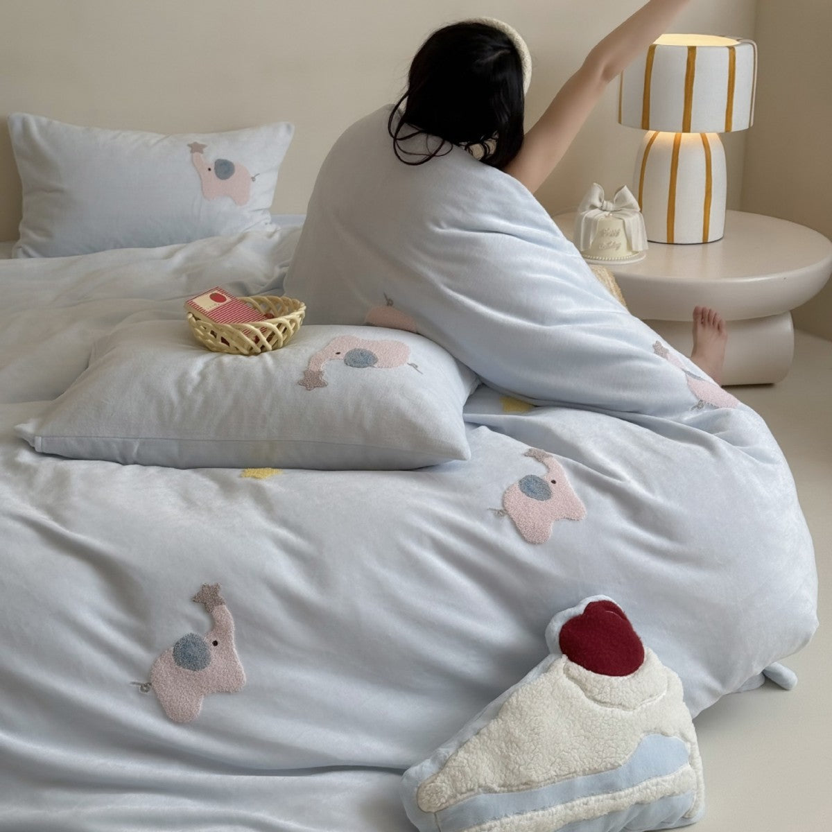 Children's bedding set made of fine cotton satin with applied elephant decorations and cozy quilt Bowlift