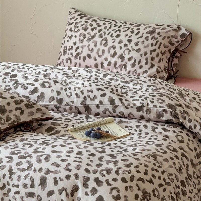 Finely woven cotton bedding set with delicate floral print and decorative ties