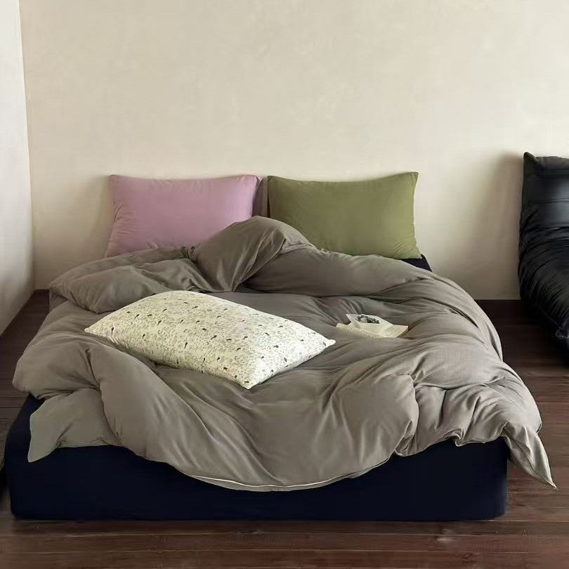 Satin bedding set in luxurious silk look