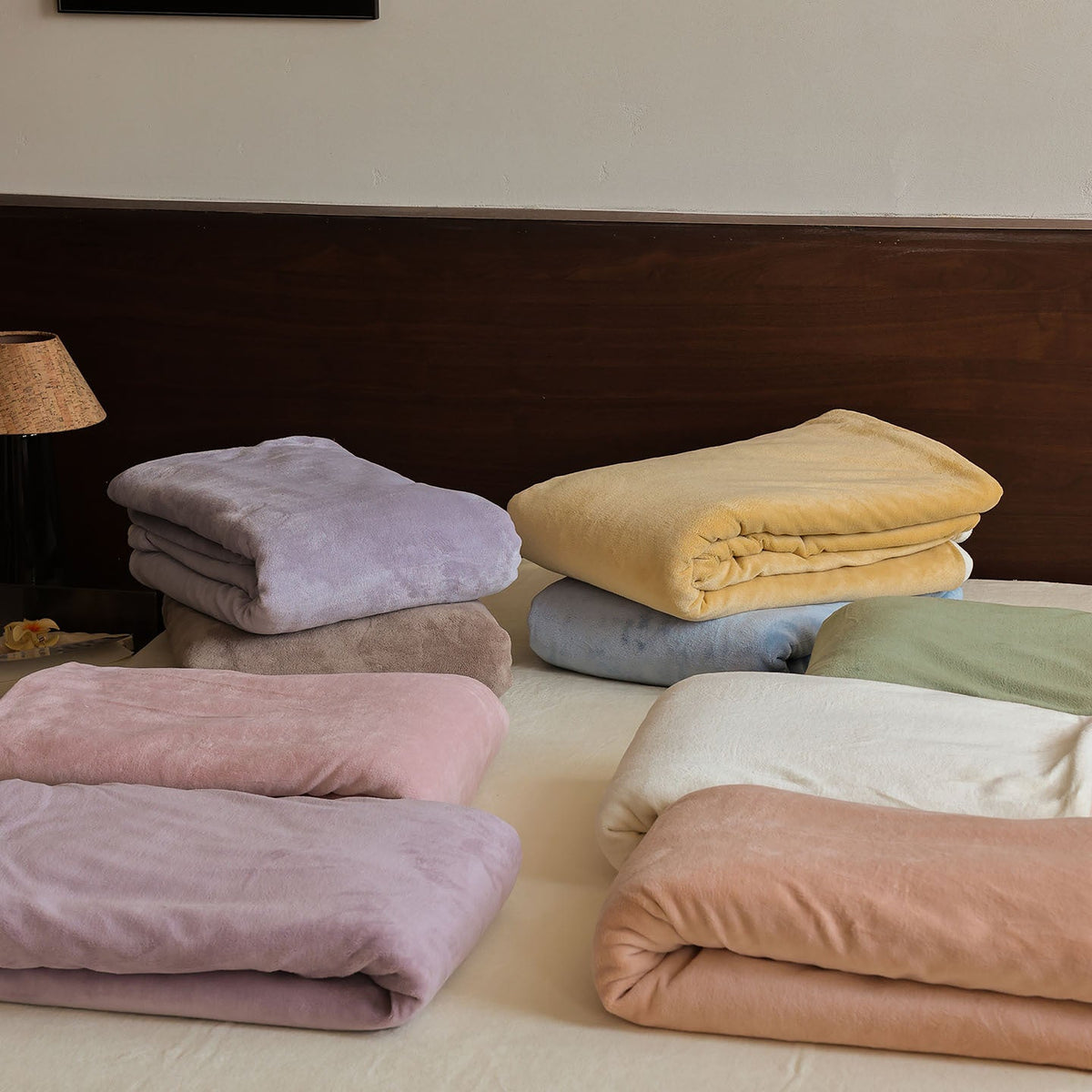 Plush bedding set with velvety microfiber surface Bowlift