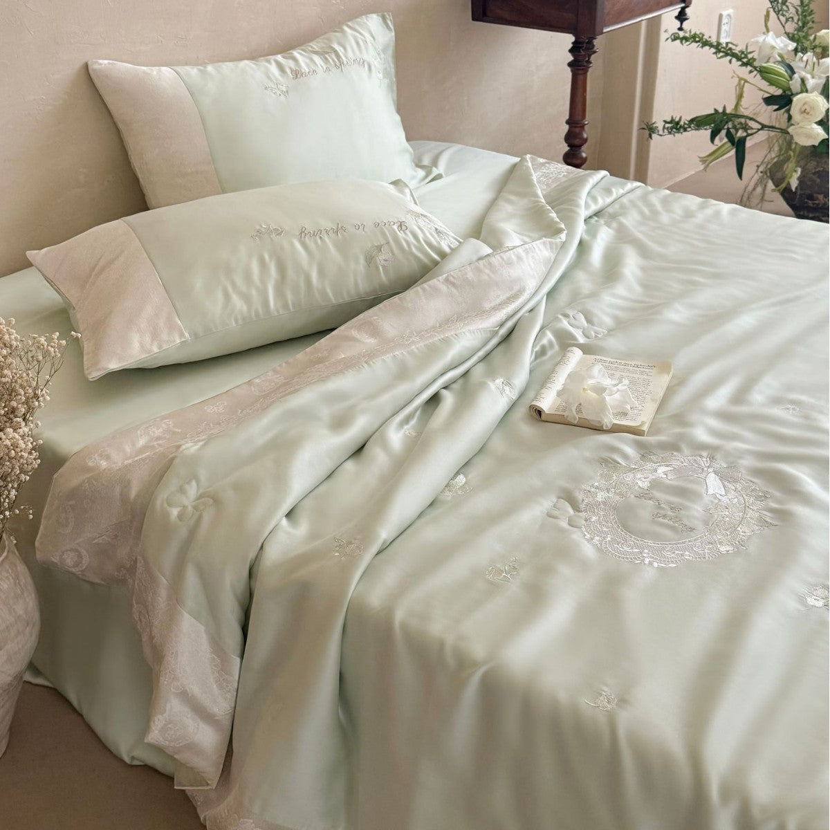 Satin bedding set with fine butterfly embroidery, embroidered center field and hotel closure Bowlift