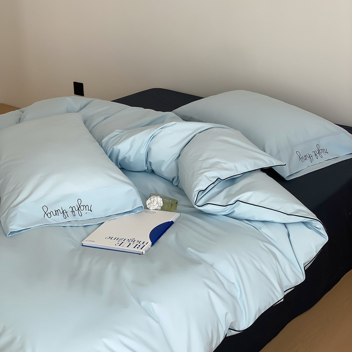 Cotton satin bed linen set with contrasting piping and subtle brand embroidery