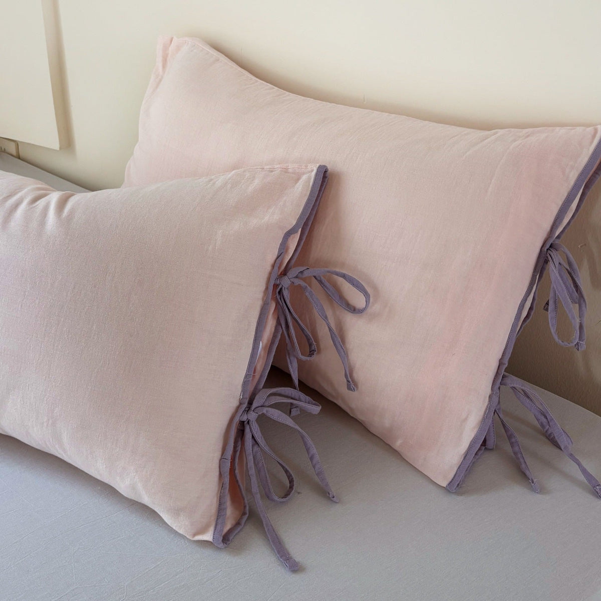 Pillowcase set in washed linen look with decorative ties