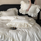 Jacquard-Satin bedding set with ruffled edge and decorative ruffle cushions