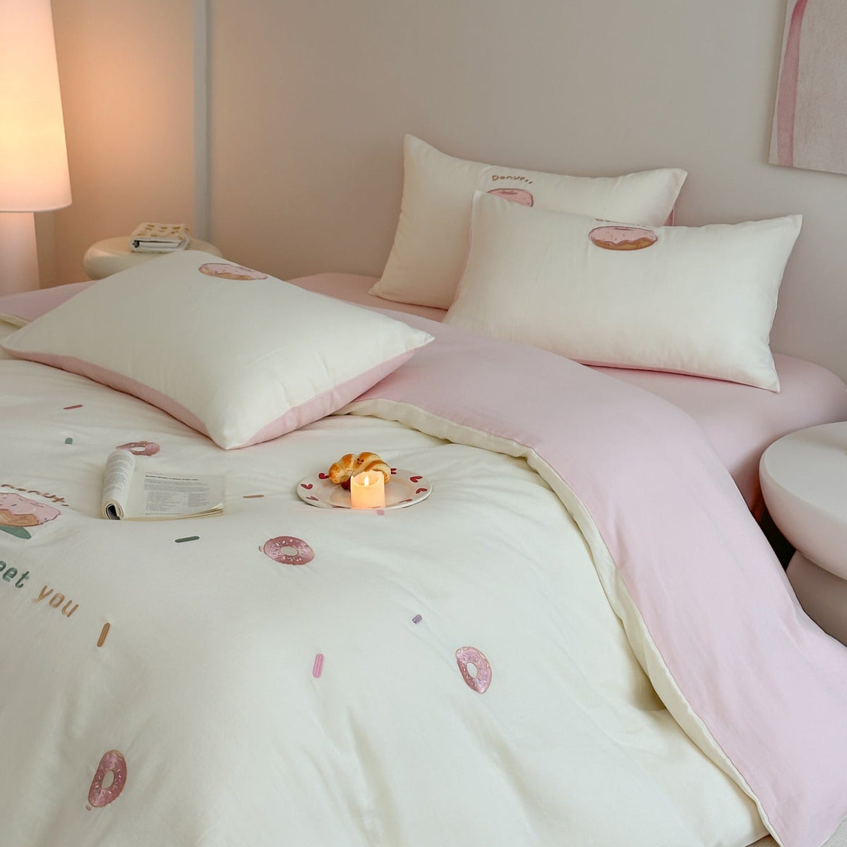 Cotton bedding set with embroidered donut motif and pillowcases Bowlift