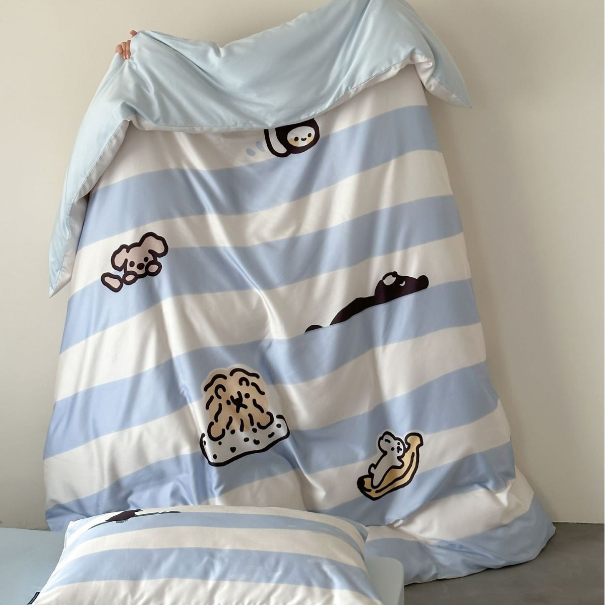 Satin bedding set with floral print and ruffle