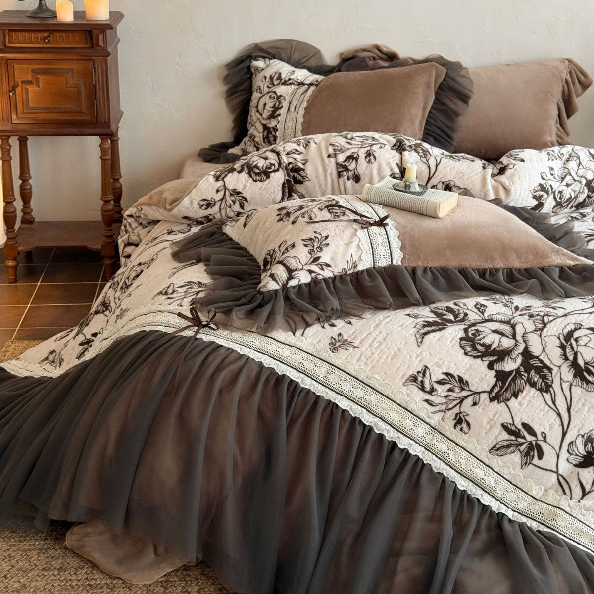 Quilted bedding set with floral pattern, tulle ruffle and decorative frills Bowlift