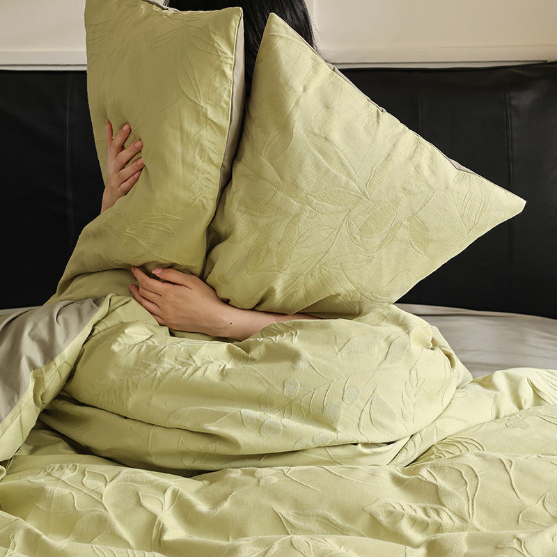 Elegant reversible bedding set made of cotton satin with embossed floral jacquard