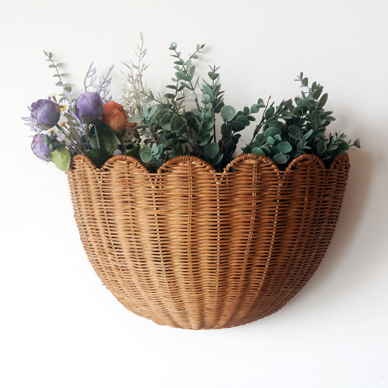 Wall basket in elegant shell design Bowlift